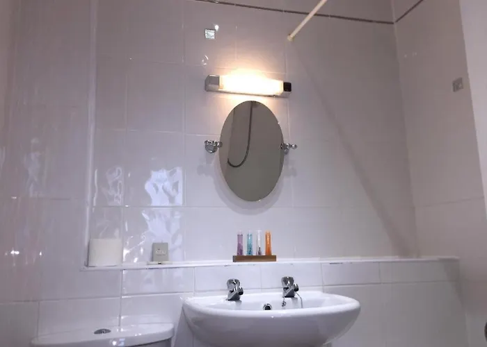 West Lynn Serviced Apartments Spacious & Free Parking